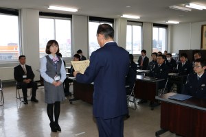 横手警察署の署員が見守る中、菅谷署長から感謝状を受け取る土田さん（左）